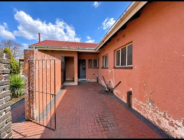 23 BEDROOM HOUSE FOR SALE IN BEDWORTH PARK